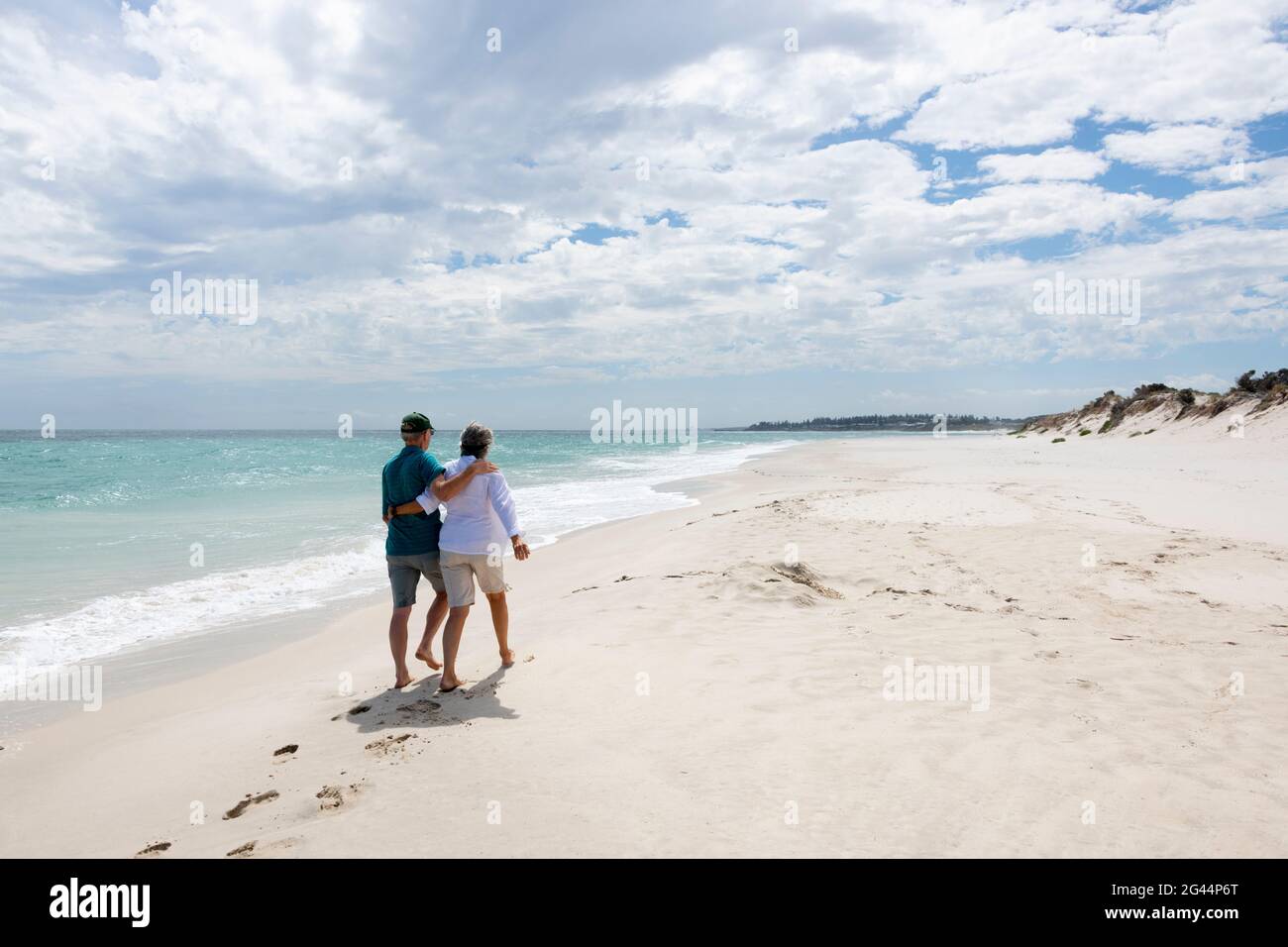 Una coppia matura cammina lungo Leighton Beach. Foto Stock