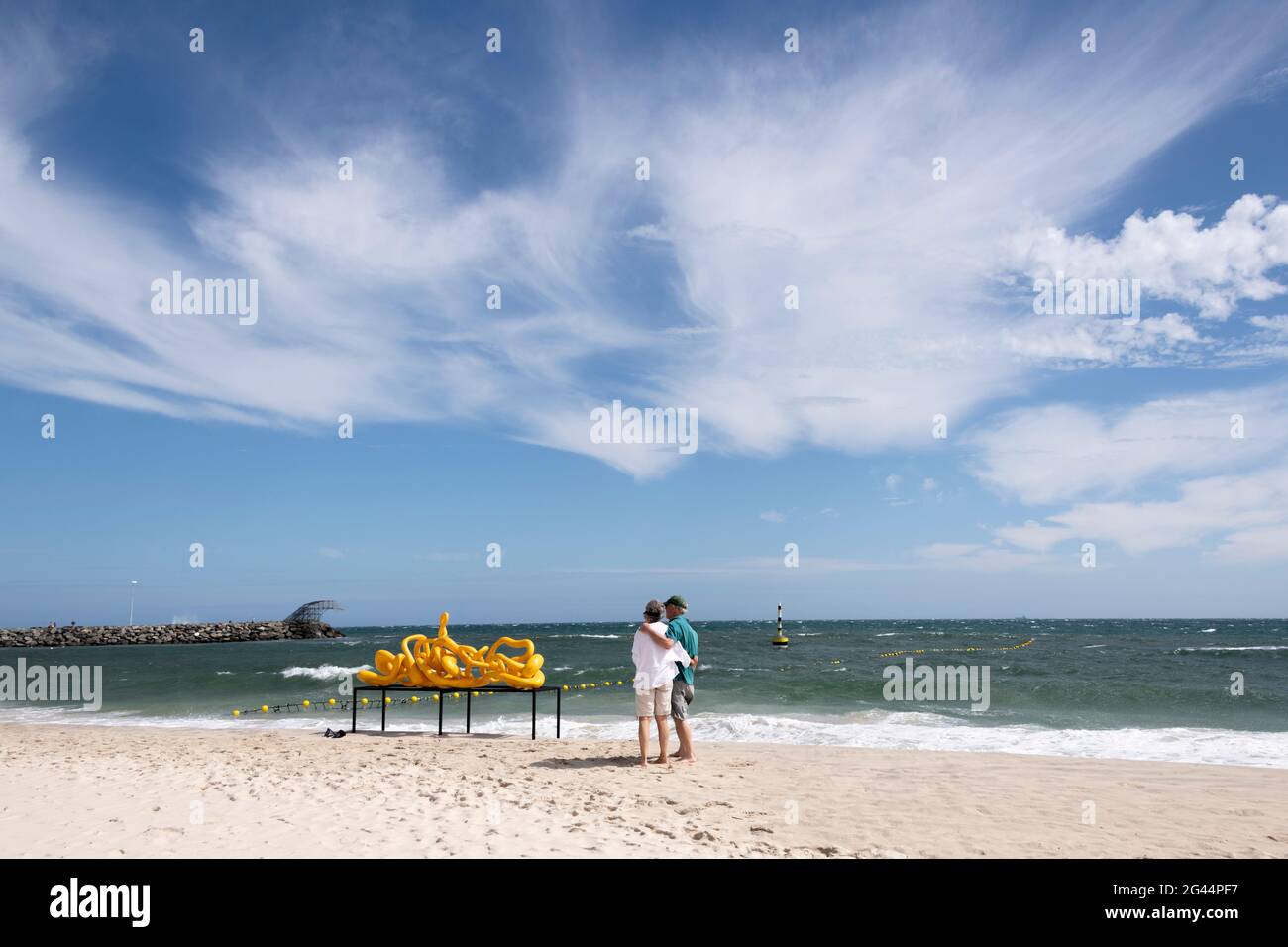 Una coppia ispeziona una scultura a Sculpture by the Sea in Perth. Foto Stock