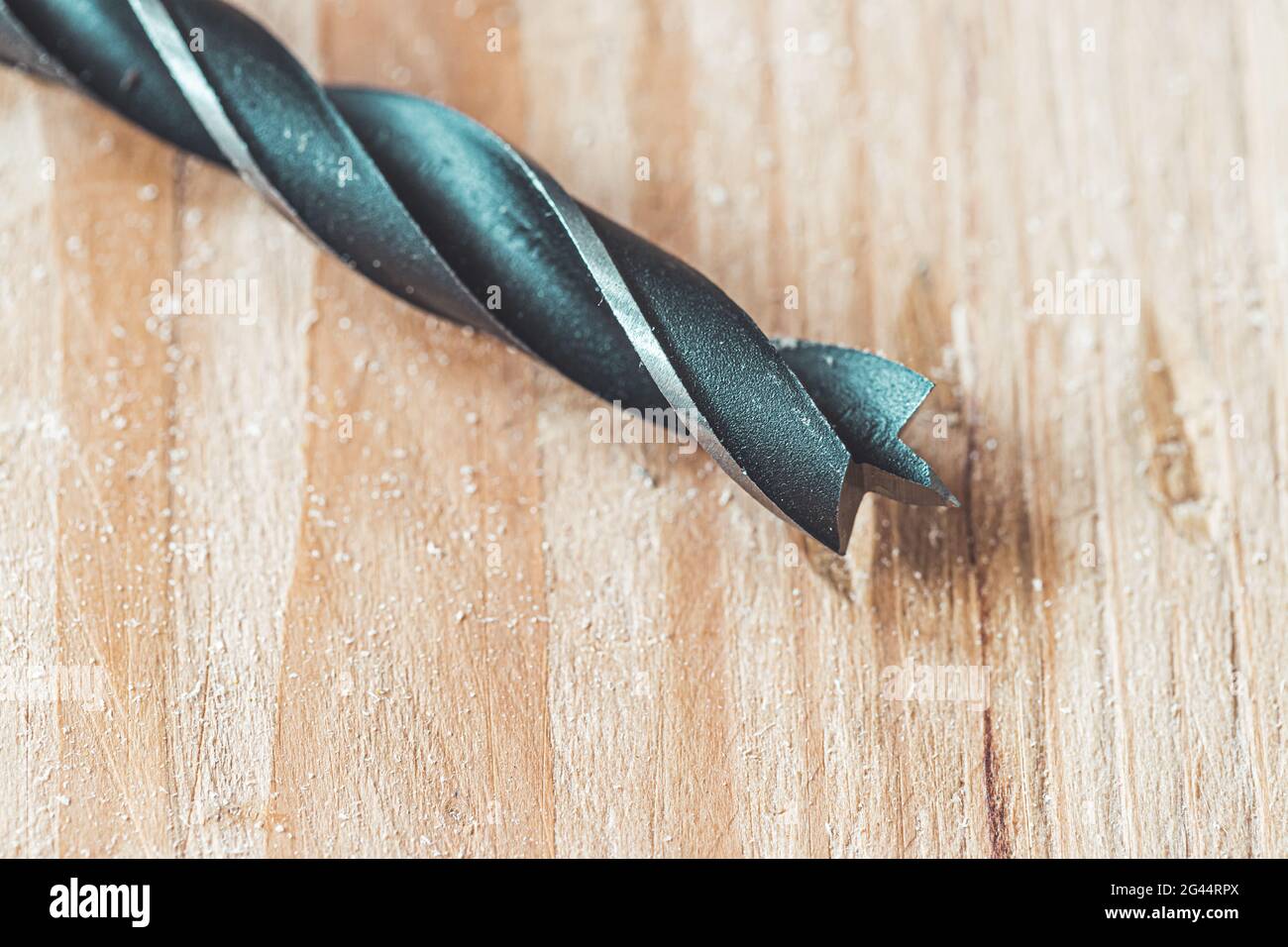 Attrezzatura trapano su tavola di legno, primo piano Foto Stock