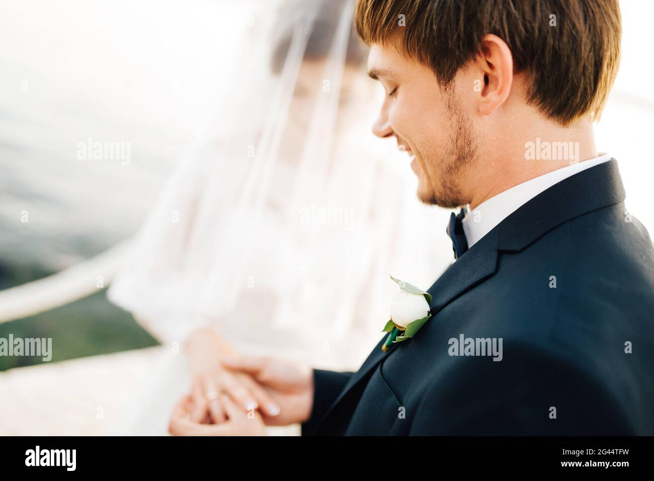 Lo sposo mette l'anello sul dito della sposa durante la cerimonia nuziale Foto Stock