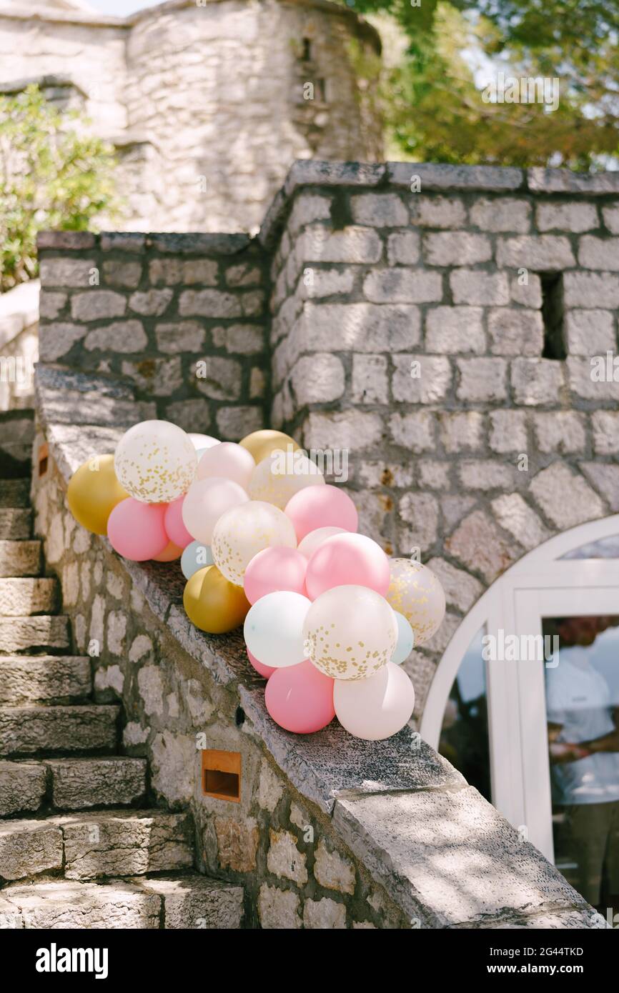 Fasci di palloncini di elio in colori rosa pastello per decorare una festa di nozze. Foto Stock