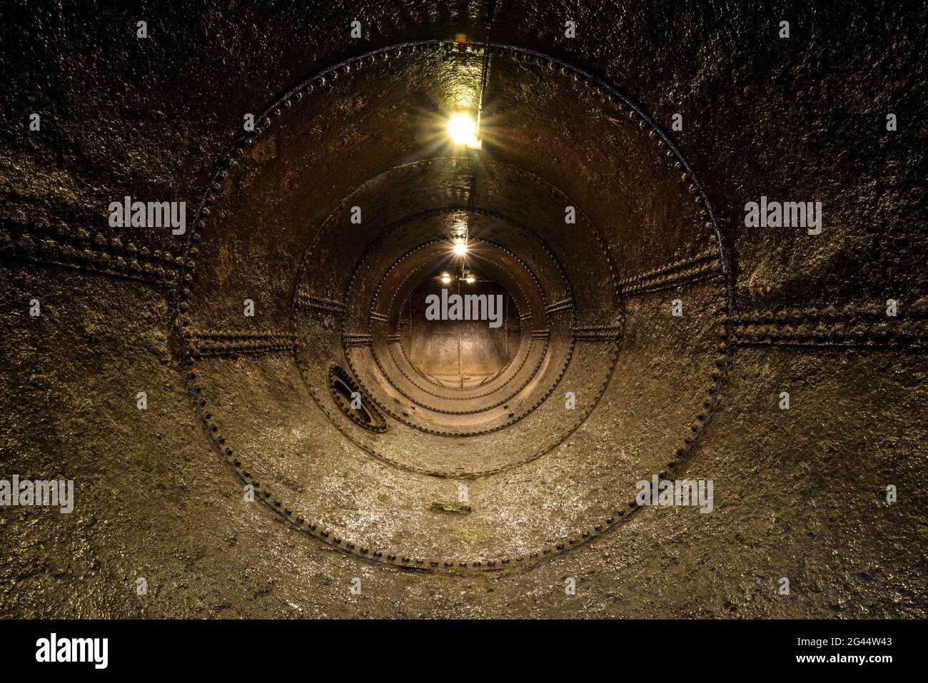 Sedó colonia industriale. All'interno del tubo dell'acqua alla turbina di fabbrica (Esparreguera, Baix Llobregat, Barcellona, Catalogna, Spagna) Foto Stock