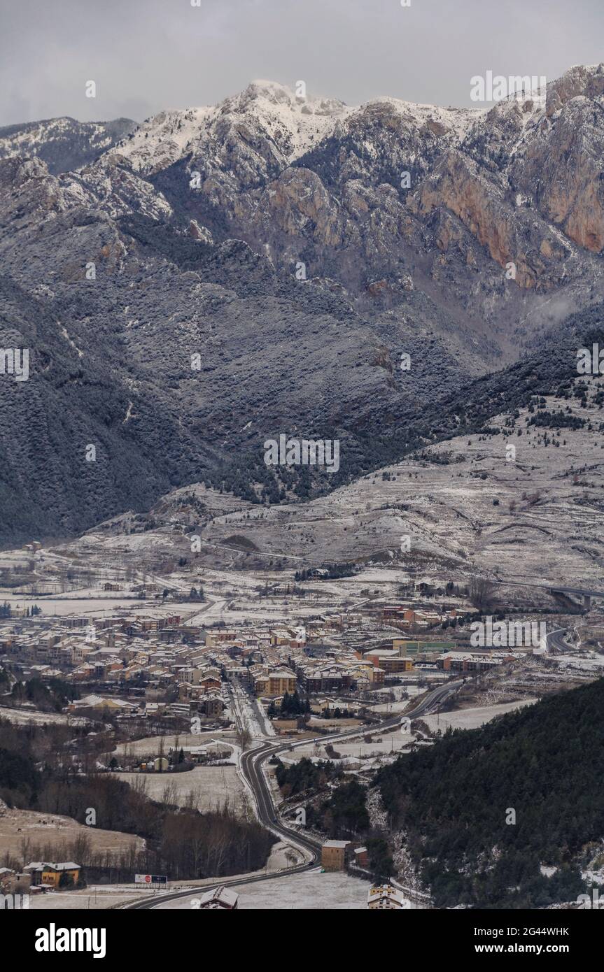 Valle di Llobregat innevata, con la città di Bagà e la catena montuosa Moixeró sullo sfondo (Berguedà, Catalogna, Spagna, Pirenei) Foto Stock