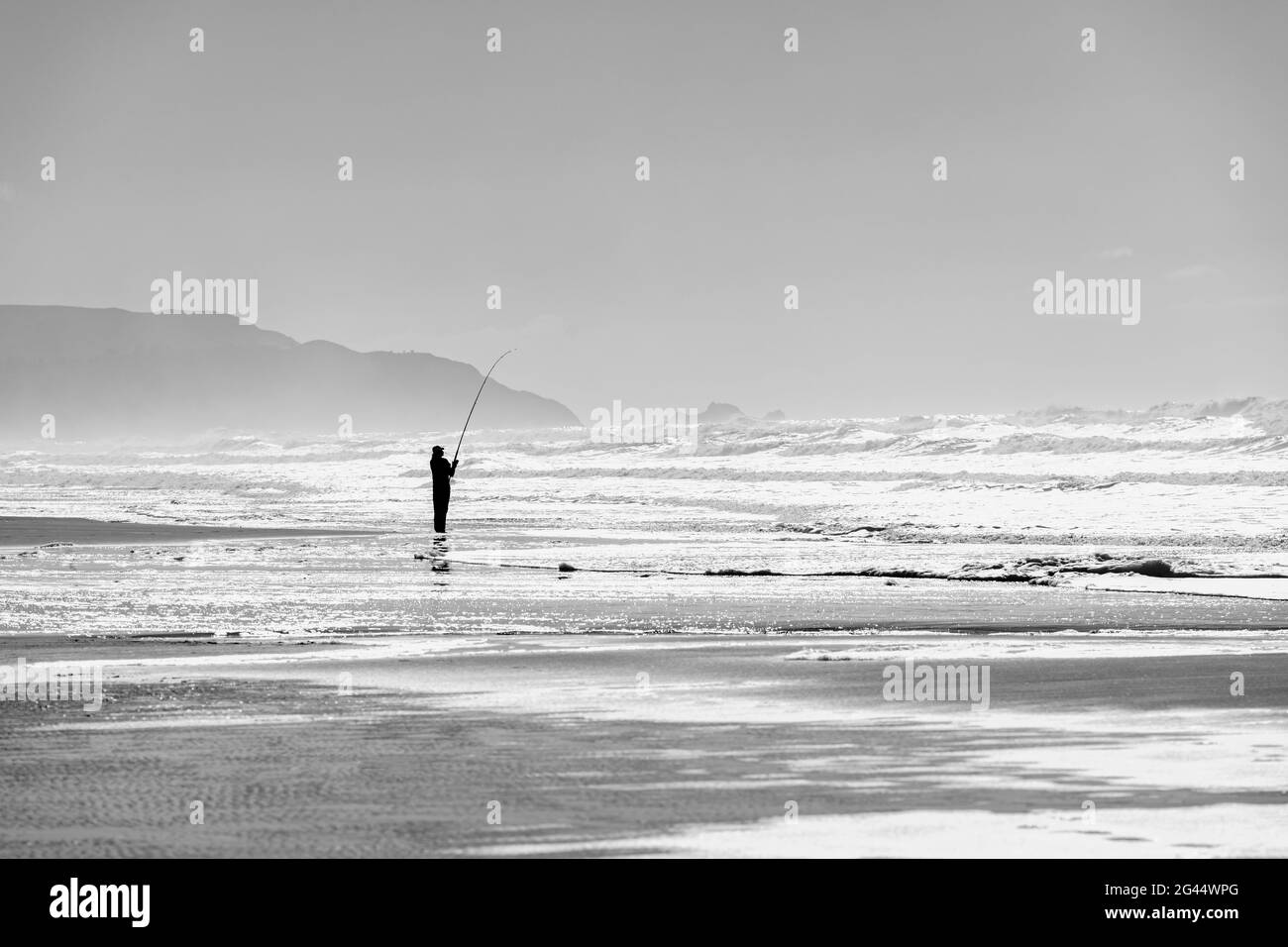 Pesca del pescatore nell'Oceano Pacifico in bianco e nero, California, Stati Uniti Foto Stock