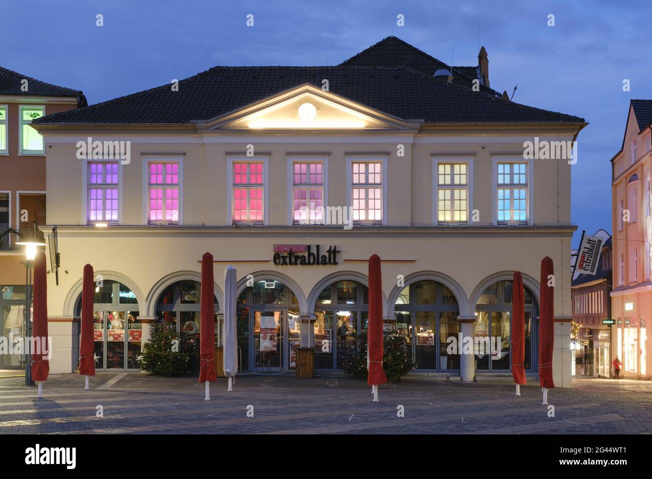 Edificio illuminato al mercato, Unna, Nord Reno-Westfalia, Germania, Europa Foto Stock