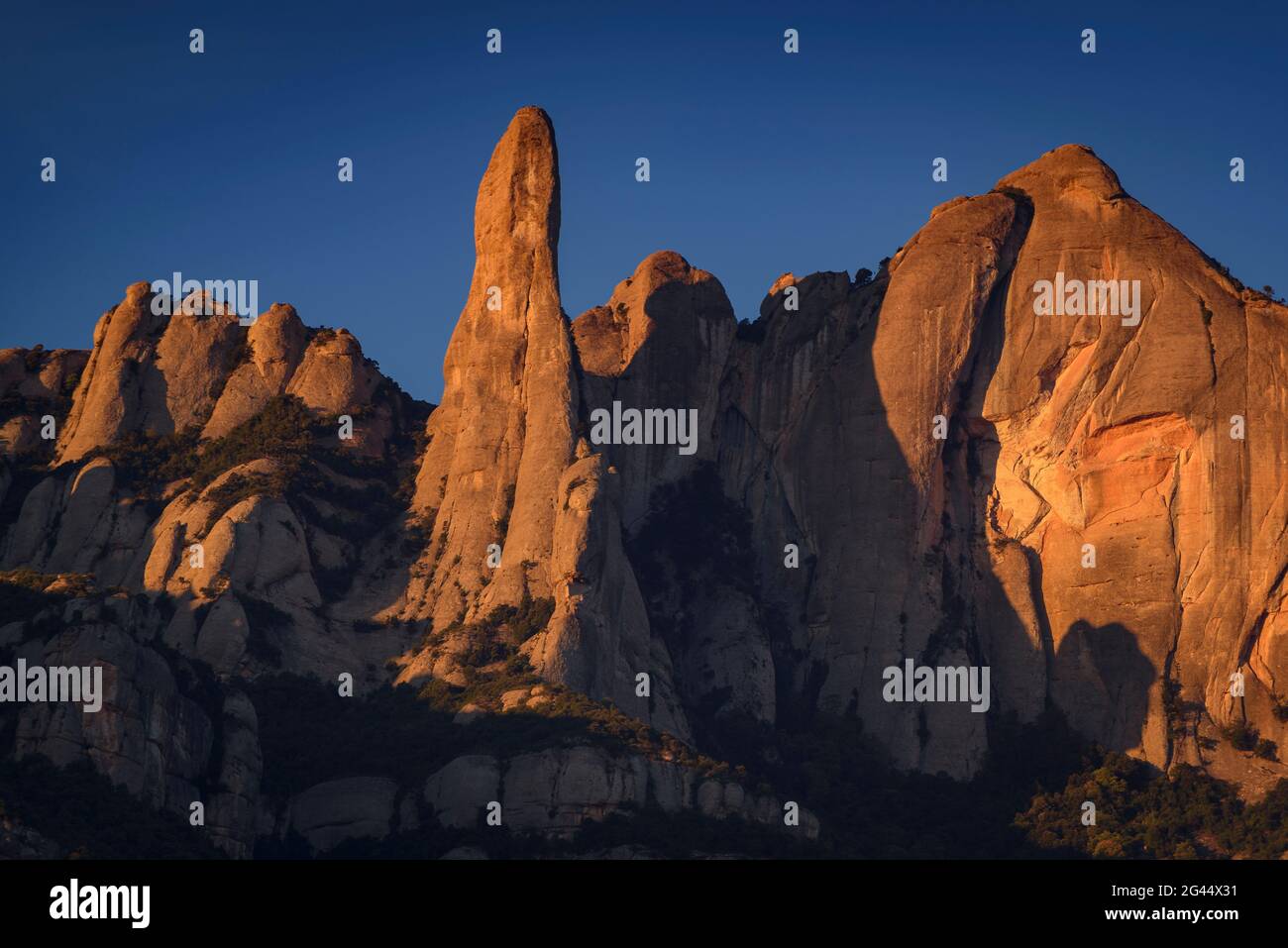 Alba nella città di Monistrol de Montserrat, con il monte Montserrat sullo sfondo (Barcellona, Catalogna, Spagna) Foto Stock