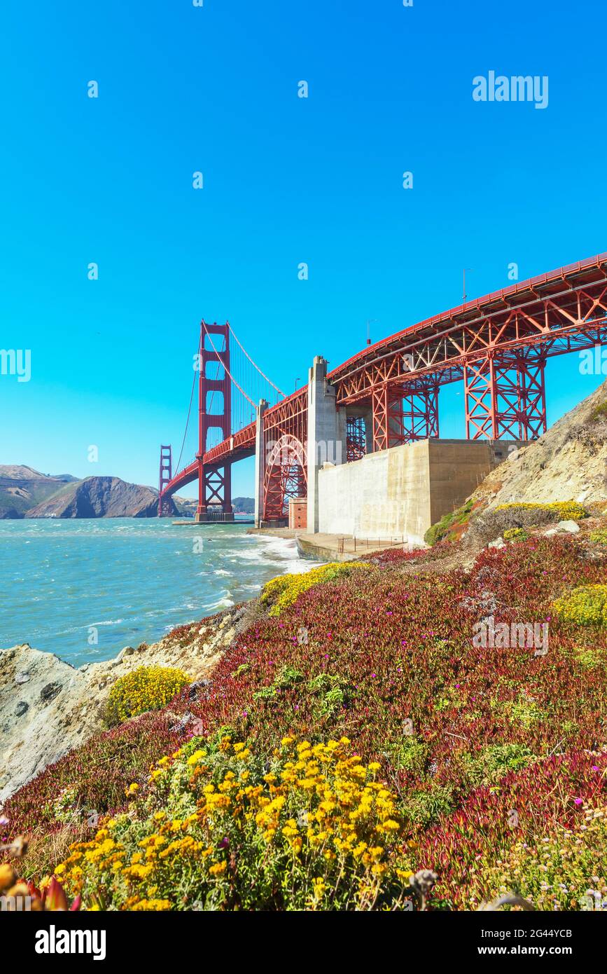 Vista del Golden Gate Bridge dalla spiaggia di Bakery, San Francisco, California, USA Foto Stock