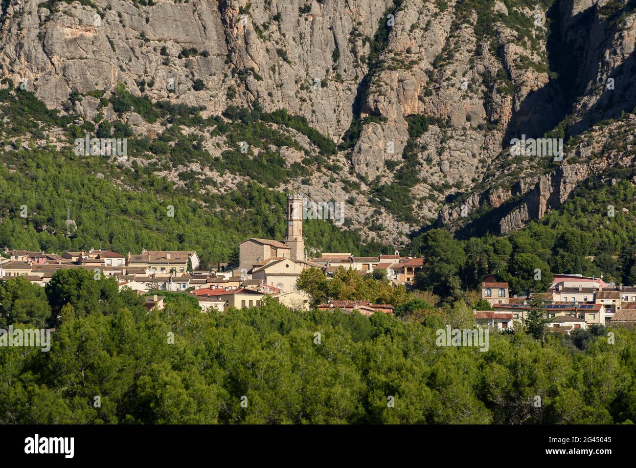 Vista della città di Collbató con la montagna di Montserrat sullo sfondo (Barcellona, Catalogna, Spagna) ESP: Vistas del pueblo de Collbató Foto Stock