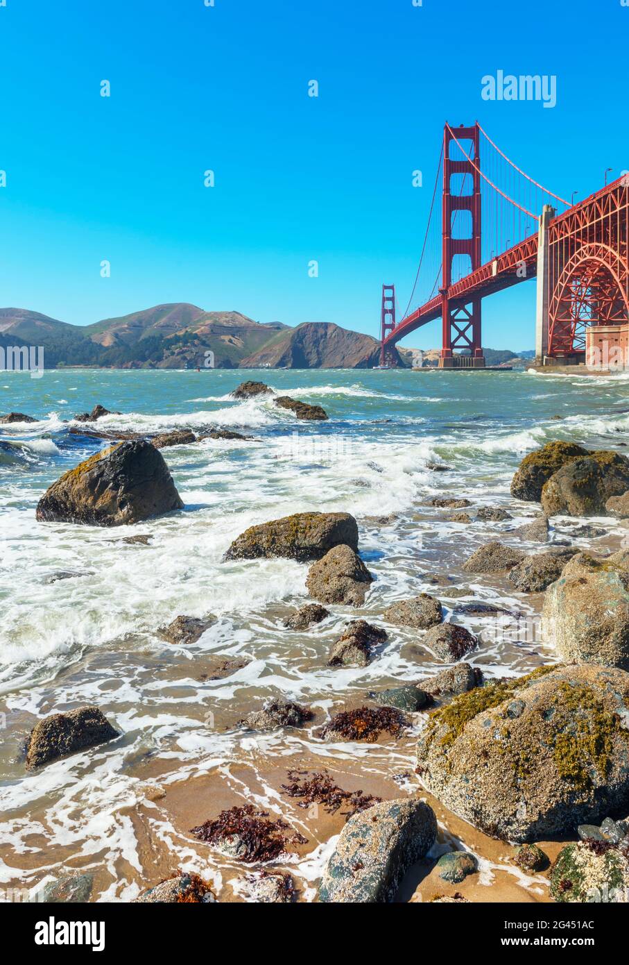 Vista del Golden Gate Bridge dalla spiaggia di Bakery, San Francisco, California, USA Foto Stock