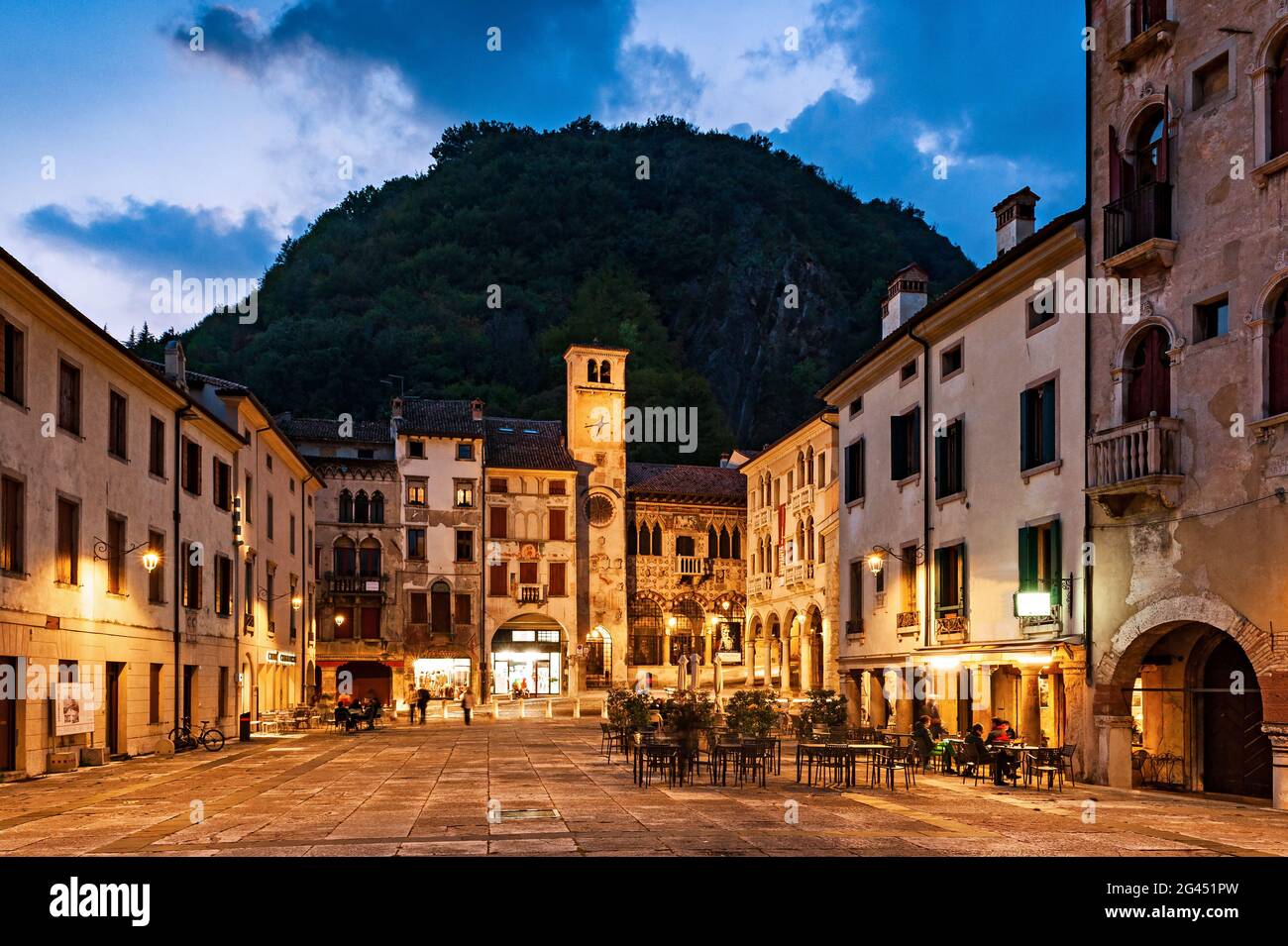 Vista serale di Piazza Flaminio nel quartiere Serravalle di Vittorio Veneto, sullo sfondo la Torre Civica e il Palazzo della Comunità. Veneto regi Foto Stock