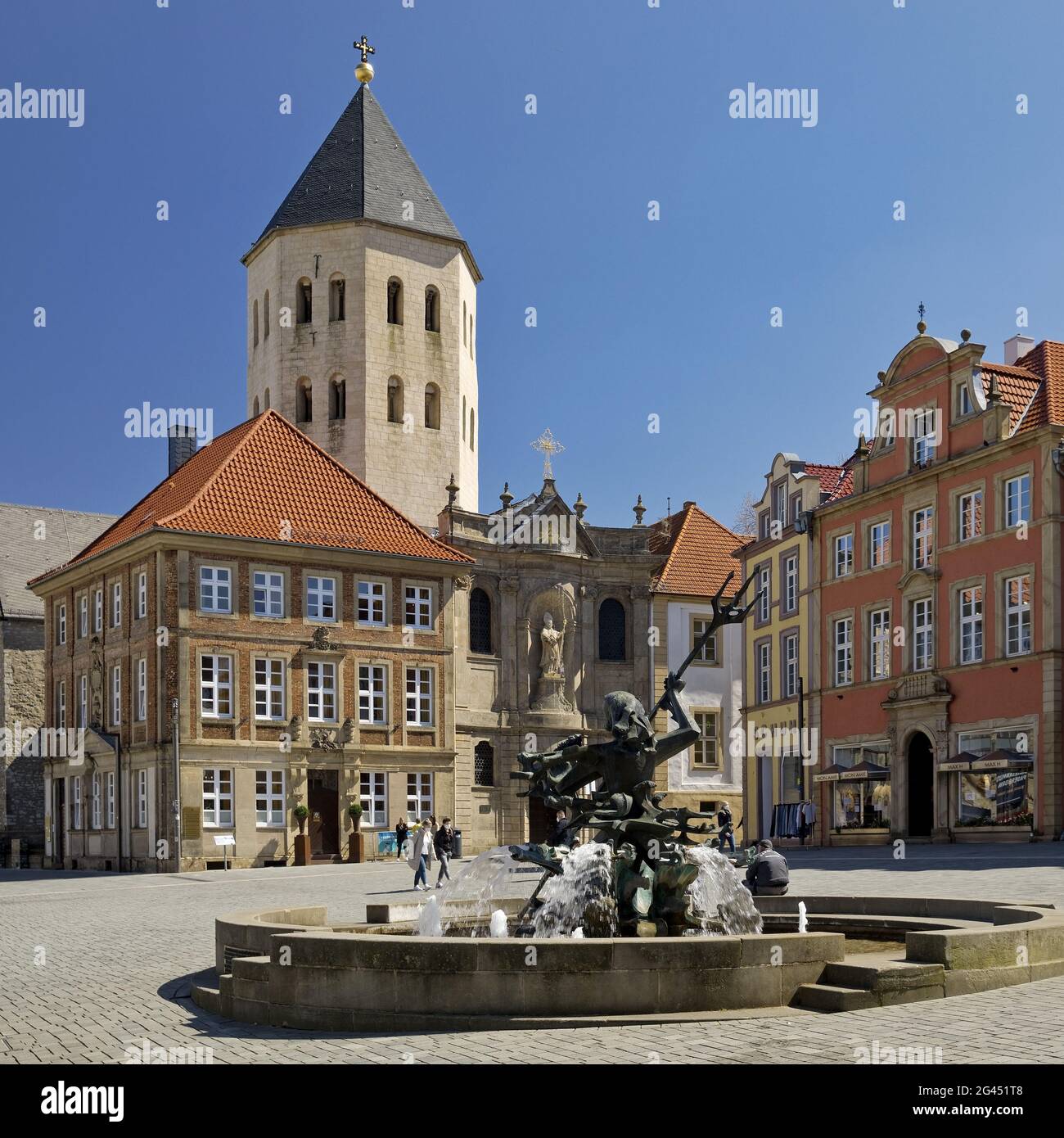 Mercato con la chiesa di Gau Sankt Ulrich e Neptun-Brunnen, Paderborn, Germania, Europa Foto Stock