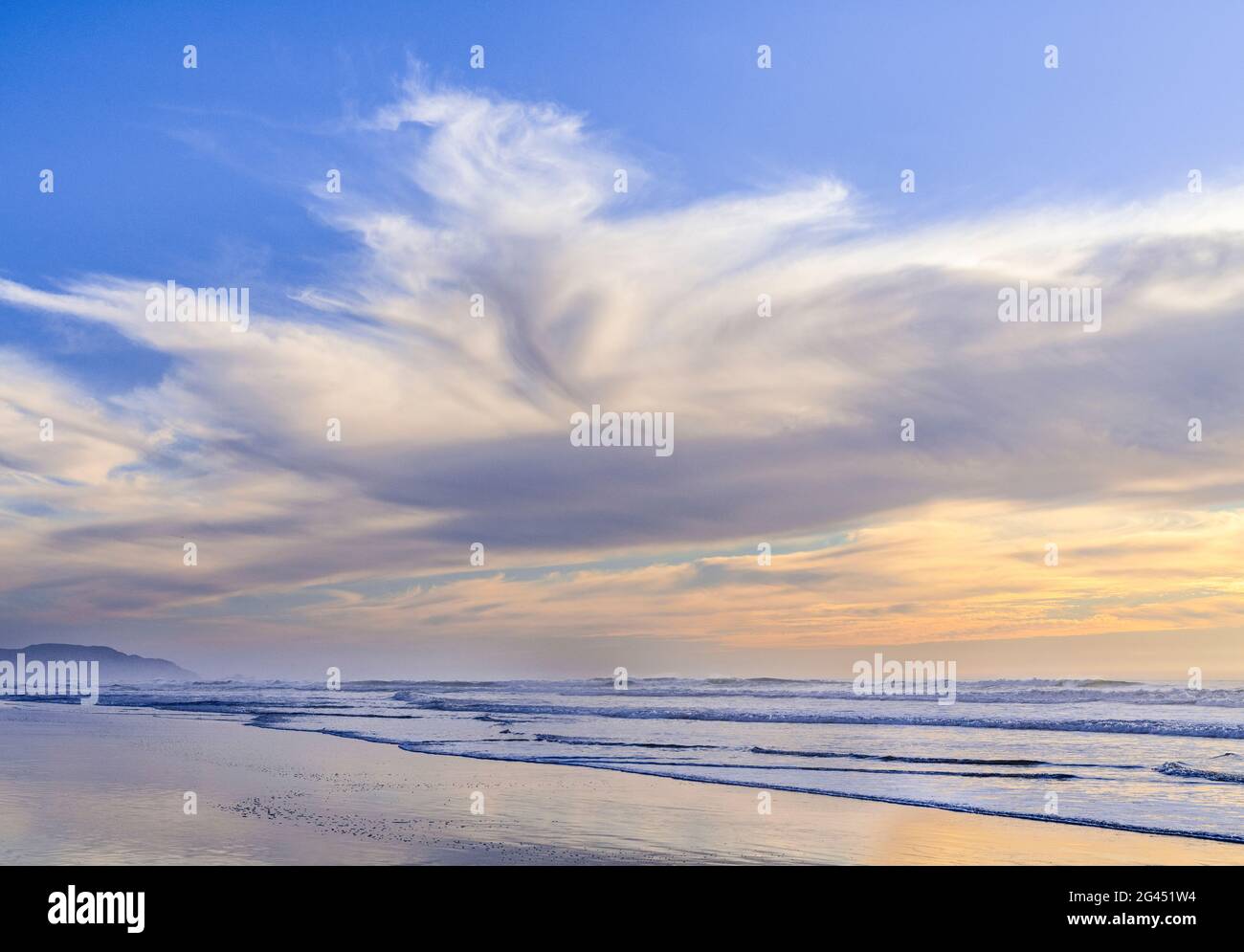 Paesaggio con spiaggia, Oceano Pacifico e nuvole al tramonto Foto Stock