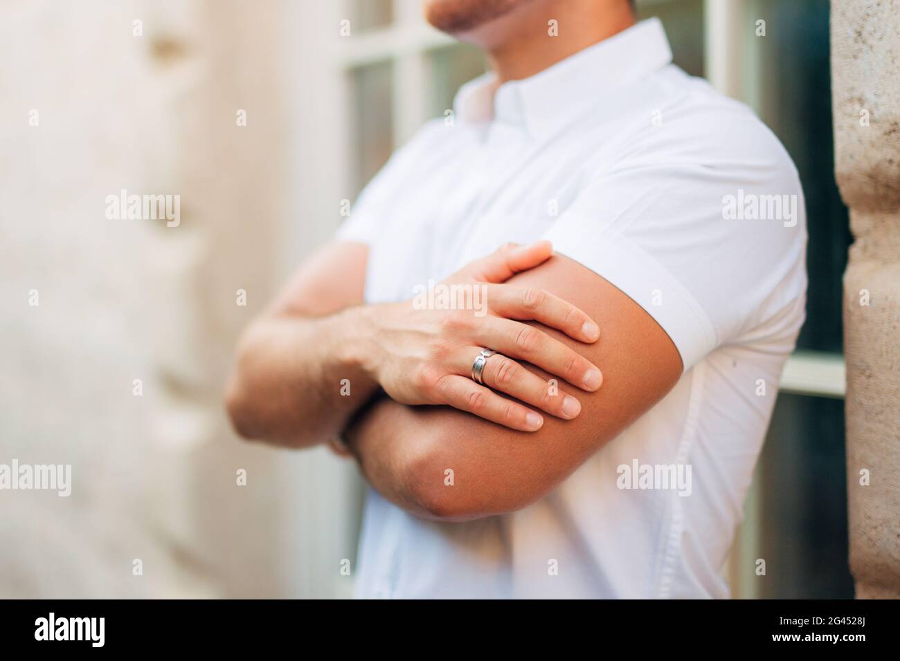 Mani maschio close-up. Le mani dello sposo Foto Stock