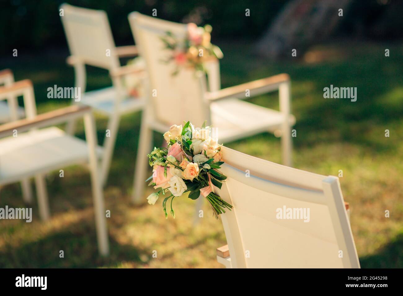 Sedie per la cerimonia di nozze Foto Stock