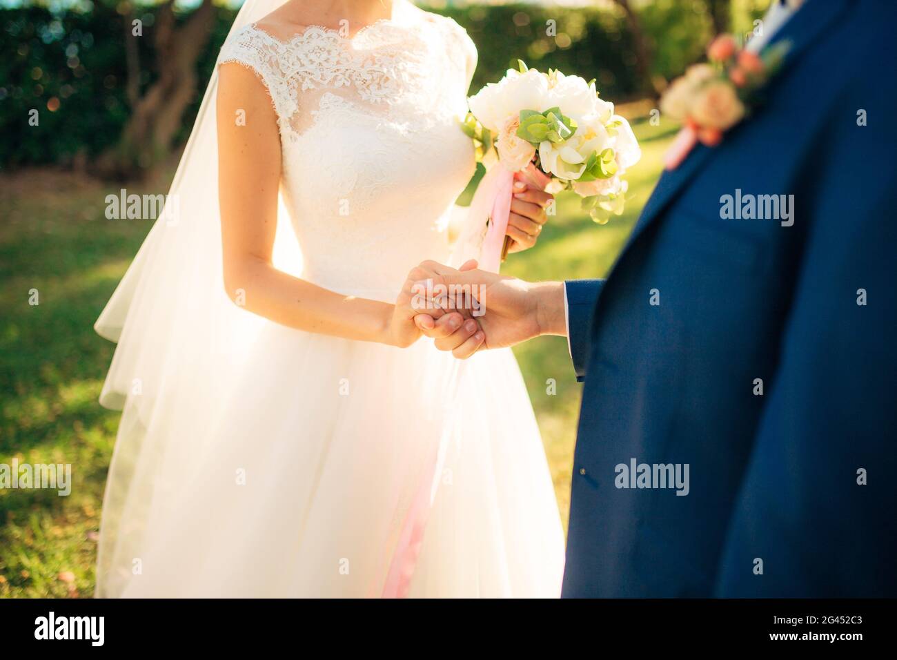 Agli sposi novelli scambiare gli anelli di nozze Foto Stock