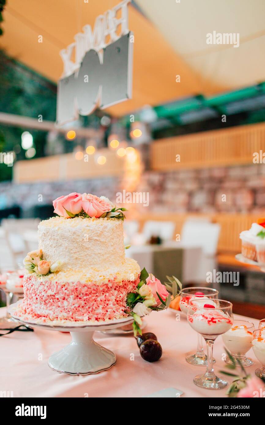 Bianco torta di nozze con fiori Foto Stock