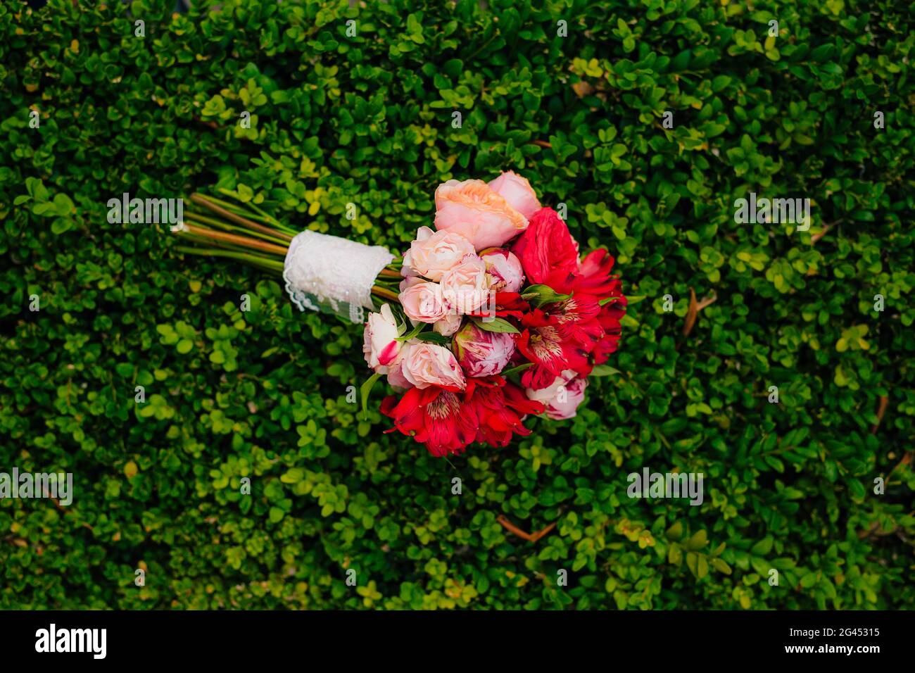 Bouquet di nozze su uno sfondo verde Foto Stock
