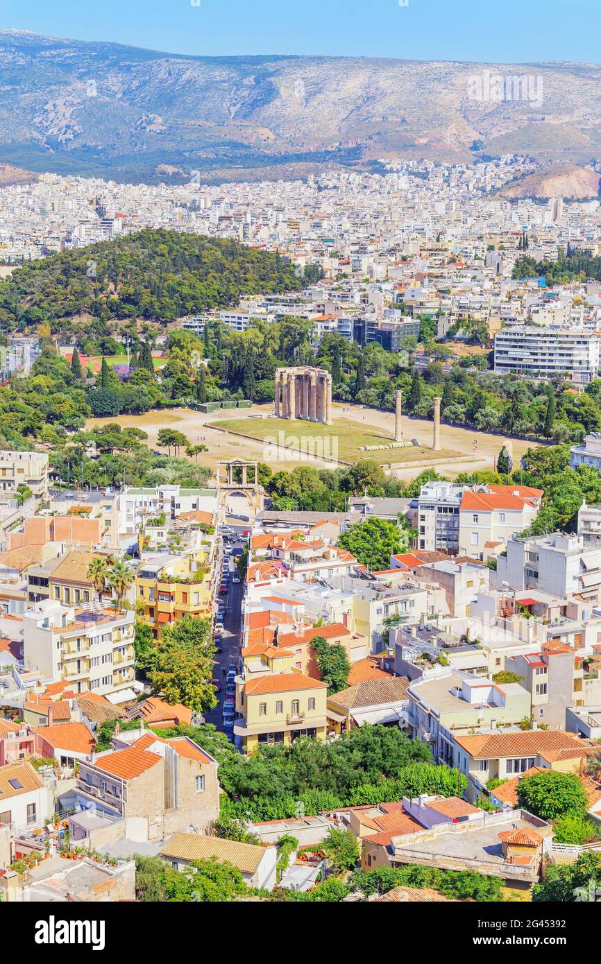 Vista ad angolo del Tempio di Zeus Olimpio, dell'Arco di Adriano e del centro di atene, Atene, Grecia, Europa, Foto Stock