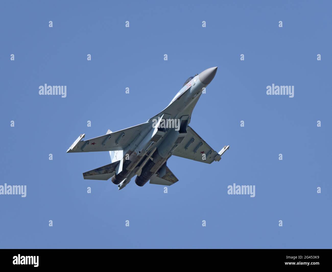 Mosca Russia Zhukovsky Airfield 31 agosto 2019: aerobatic su-35 perfoming volo dimostrativo dell'Aerospace internazionale Foto Stock