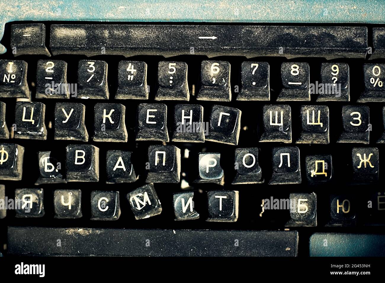 Tastiera con lettere russe di una vecchia macchina da scrivere primo piano. Foto Stock