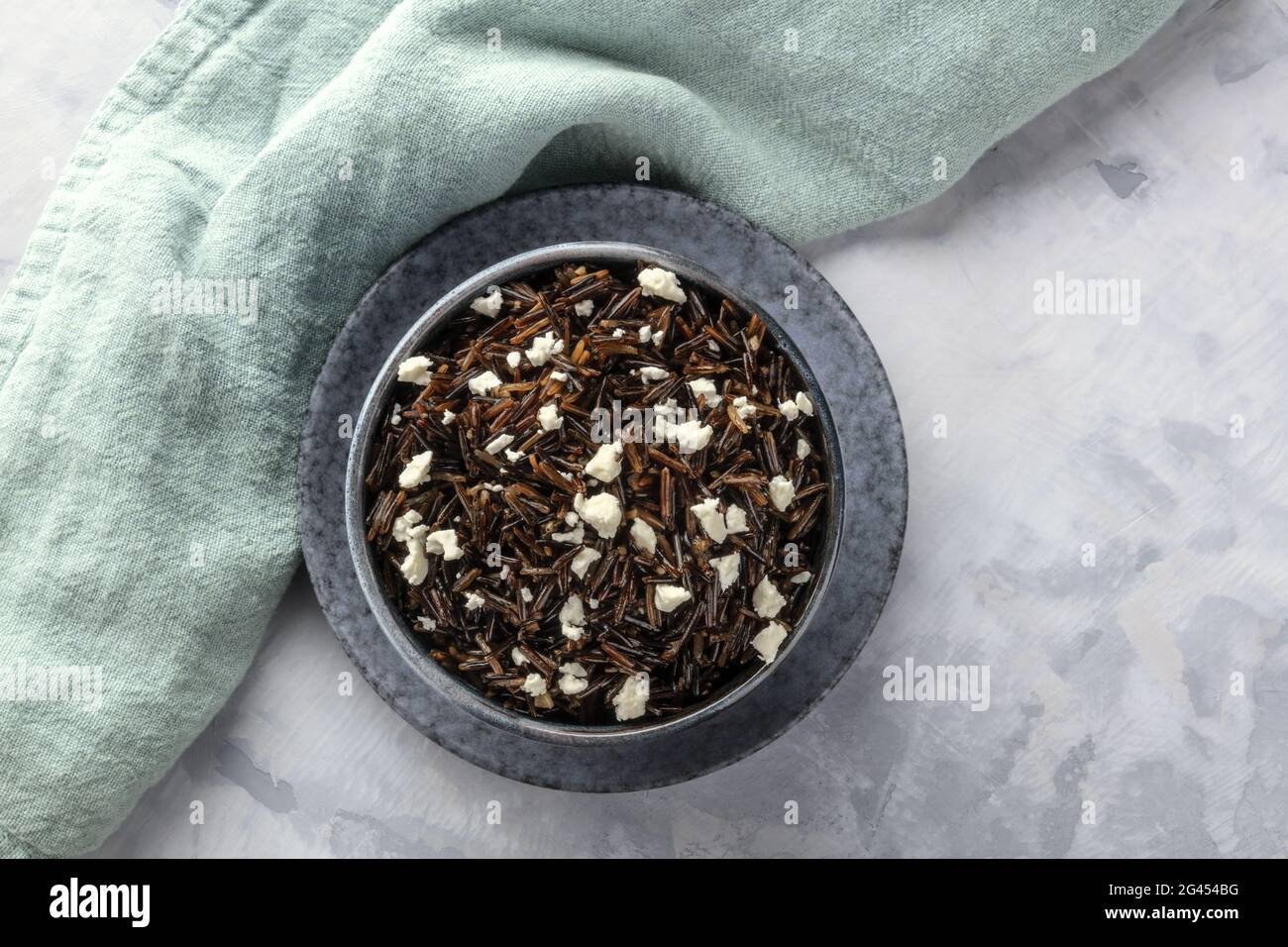 Riso nero selvatico con formaggio Feta privo di lattosio, sparato dall'alto Foto Stock