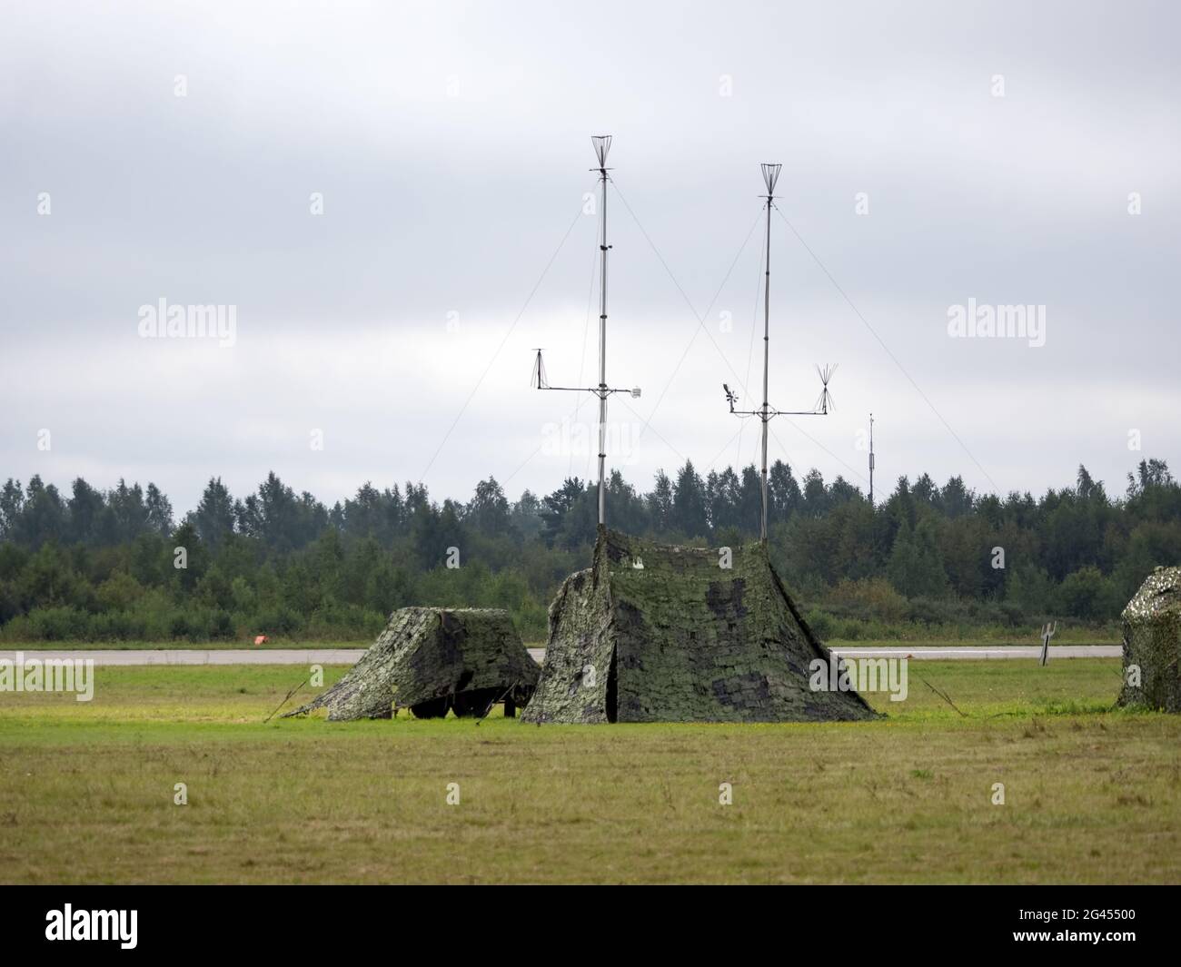 Tenda militare con rete di camuffamento radio e antenna Foto Stock