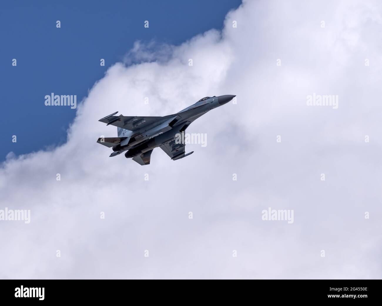 MOSCA, RUSSIA - 7 MAGGIO 2021: Sfilata di Avia a Mosca. Jet fighter Aircraft su-35 nel cielo sulla parata della Vittoria nella seconda guerra mondiale Foto Stock