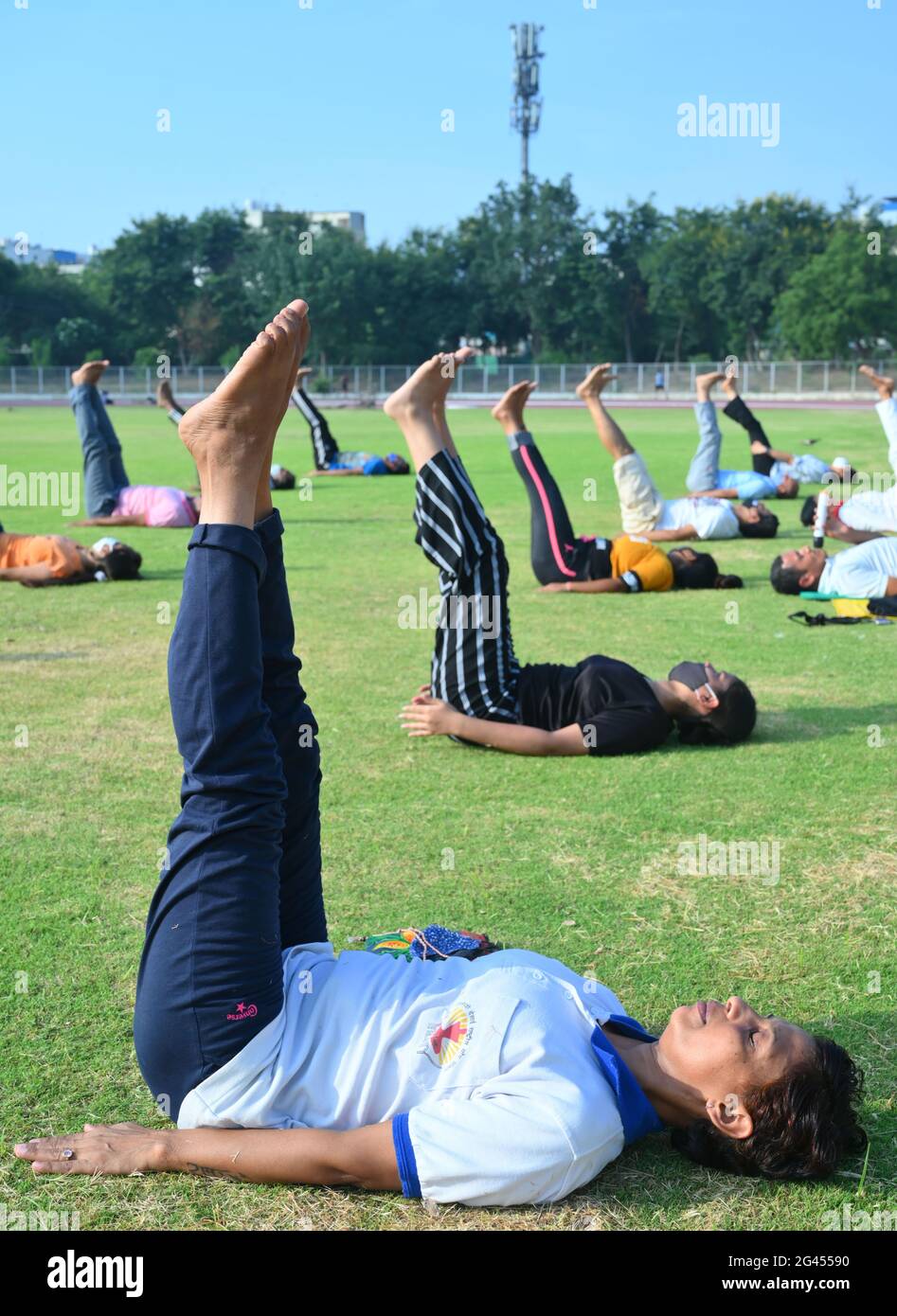 Persone che fanno prove nello stadio per la Giornata Internazionale dello Yoga, campo di yoga iniziato dal dipartimento DI AYUSH india. Gurugram, Foto Stock