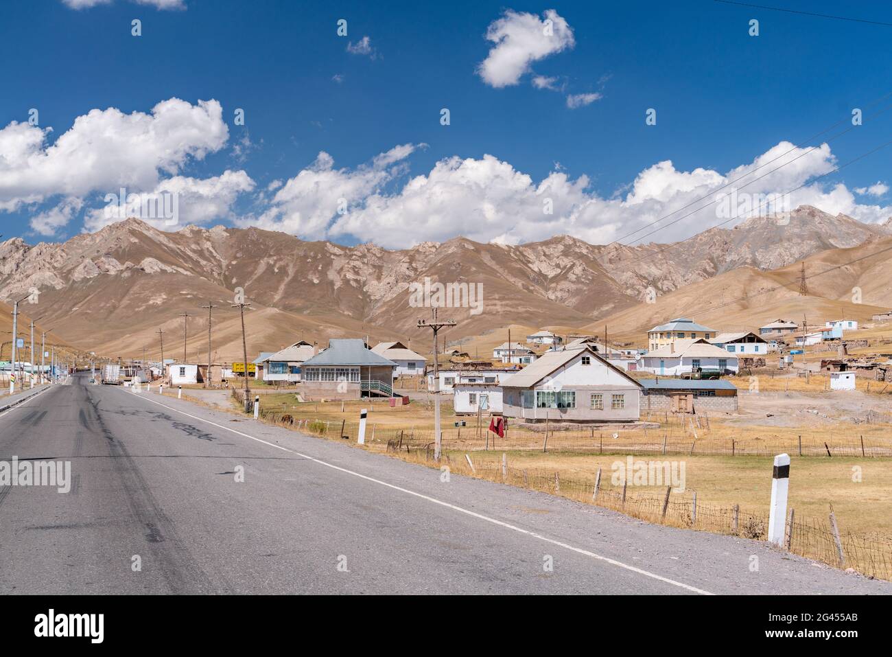 La vista di piccolo villaggio remoto in età sovietica in Kirghizistan Foto Stock