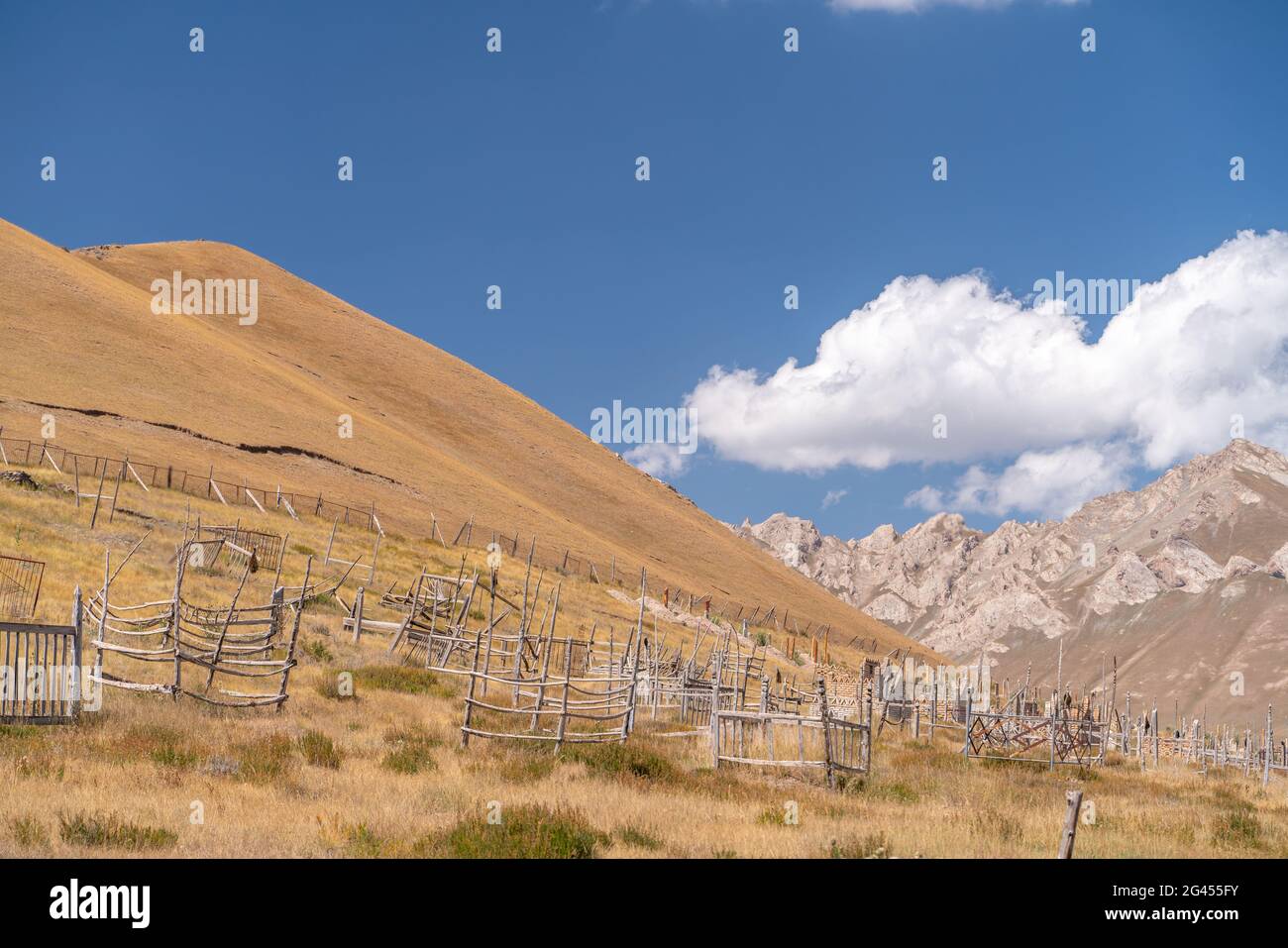 La vista del vecchio cimitero tradizionale in piccolo villaggio remoto in Kirghizistan Foto Stock