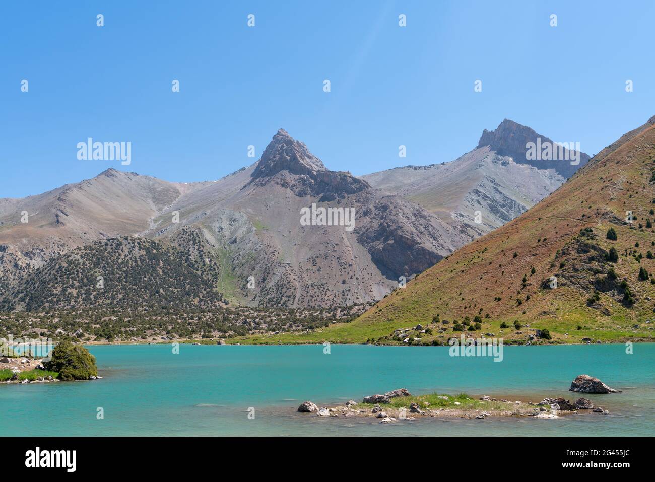 La vista della catena del Pamir e campeggio tranquillo sul lago di Kulikalon nelle montagne di Fann in Tagikistan. Riflessione colorata e divertente in pur Foto Stock