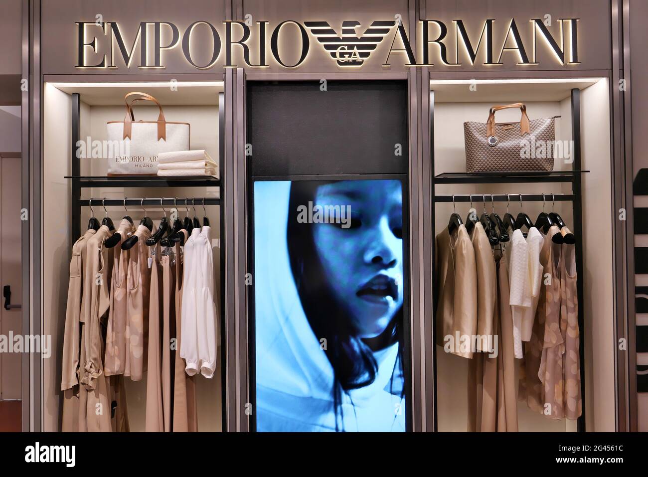 ABITI IN MOSTRA PRESSO LA BOUTIQUE EMPORIO ARMANI ALL'INTERNO DEL NEGOZIO  DI MODA RRINASCENTE Foto stock - Alamy