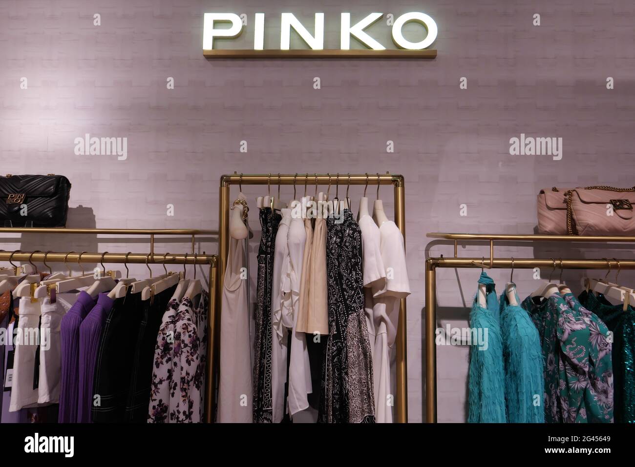 ABBIGLIAMENTO IN MOSTRA PRESSO LA PINKO BOUTIQUE ALL INTERNO DEL