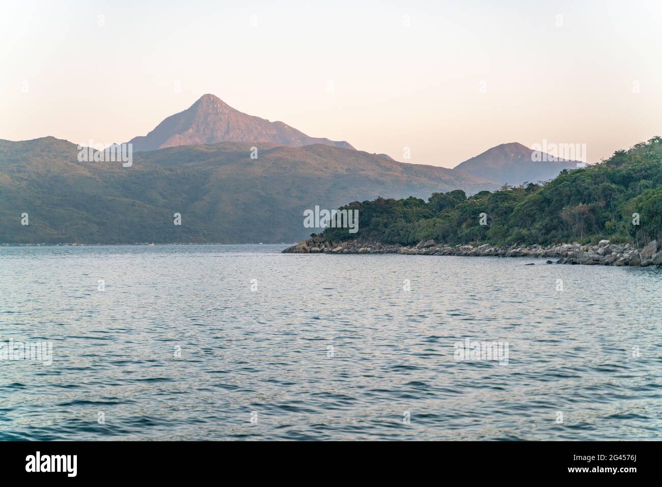 La meravigliosa vista sul sentiero di inseguimento nel Sai Kung East Country Park a Hong Kong Foto Stock