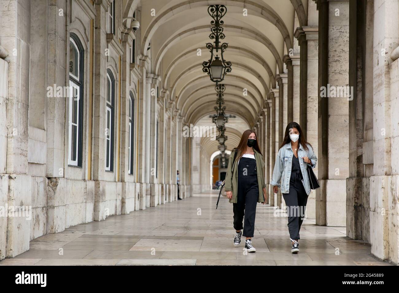 Lisbona, Portogallo. 18 Giugno 2021. Persone che indossano maschere a piedi nel centro di Lisbona, Portogallo, 18 giugno 2021. Il governo portoghese ha annunciato giovedì che l'intera area metropolitana di Lisbona (AML) sarà isolata nei fine settimana, dalle 15:00 del venerdì alle 6:00 del lunedì prossimo, per contenere l'aumento dei casi di COVID-19 nella capitale del paese. Credit: Pedro Feuza/Xinhua/Alamy Live News Foto Stock