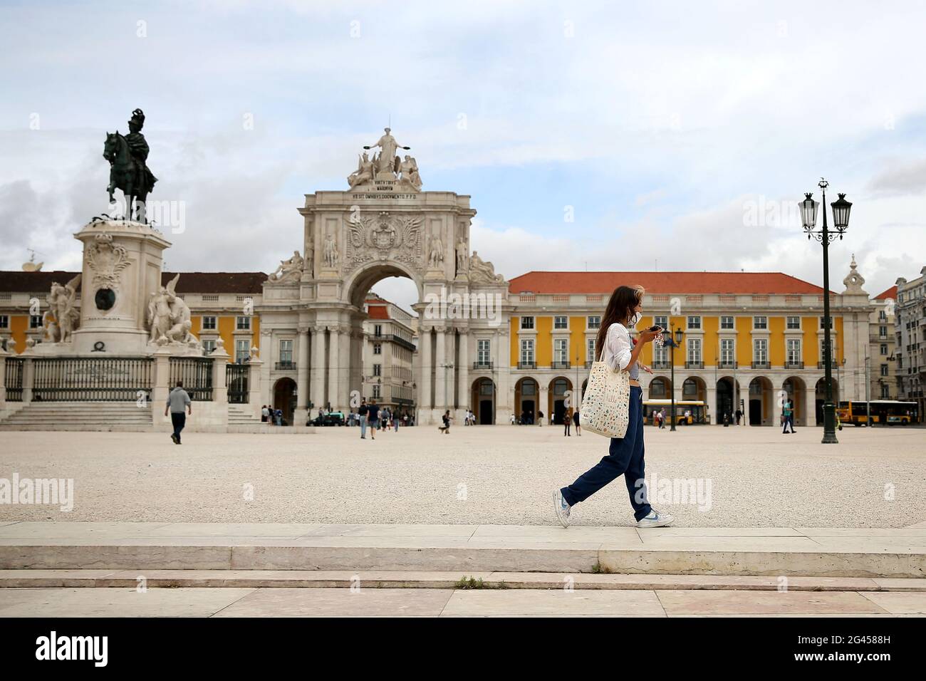 Lisbona, Portogallo. 18 Giugno 2021. Una donna cammina nel centro di Lisbona, Portogallo, 18 giugno 2021. Il governo portoghese ha annunciato giovedì che l'intera area metropolitana di Lisbona (AML) sarà isolata nei fine settimana, dalle 15:00 del venerdì alle 6:00 del lunedì prossimo, per contenere l'aumento dei casi di COVID-19 nella capitale del paese. Credit: Pedro Feuza/Xinhua/Alamy Live News Foto Stock