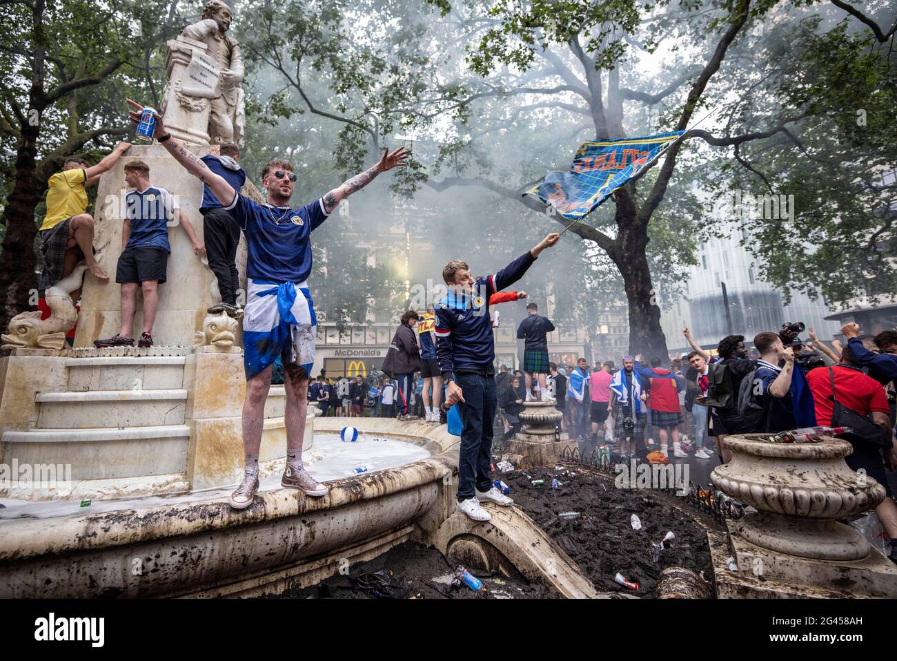 Londra, Regno Unito. 18 Giugno 2021. I fan scozzesi si sono ritrovati a Leicester Square, nel centro di Londra, in vista della partita EURO21 contro l'Inghilterra. Credit: Jeff Gilbert/Alamy Live News Foto Stock