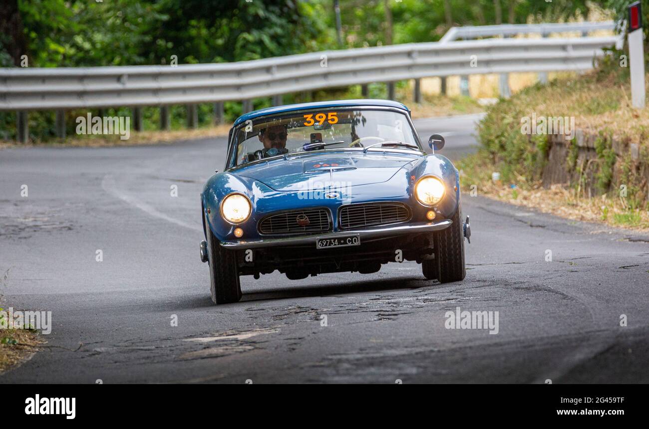 Orvieto, Italia. 18 Giugno 2021. Una BMW 507 1957 che si avvicina Orvieto Credit: Stephen Bisgrove/Alamy Live News Foto Stock