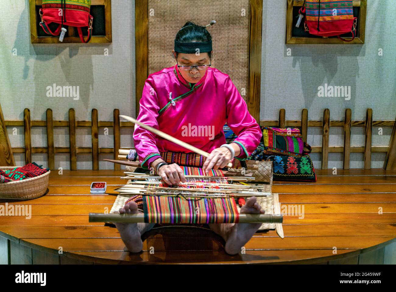 Sanya, Hainan/China-08.04.2020:la vecchia donna si cucito in abito tribale tradizionale Foto Stock