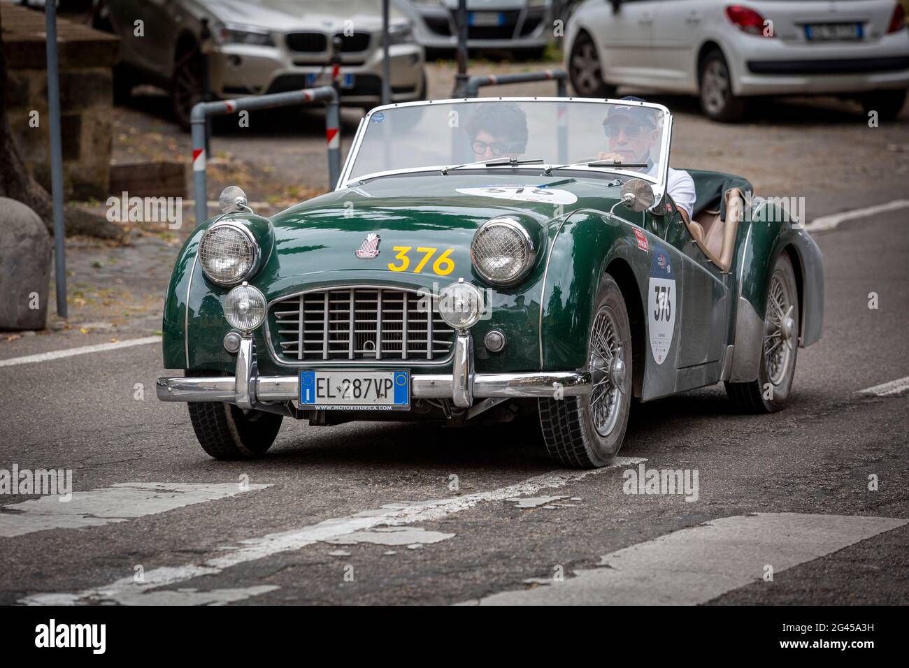 Orvieto, Italia. 18 Giugno 2021. A 1956 Triumph TR 3 Sport a Orvieto. Credit: Stephen Bisgrove/Alamy Live News Foto Stock