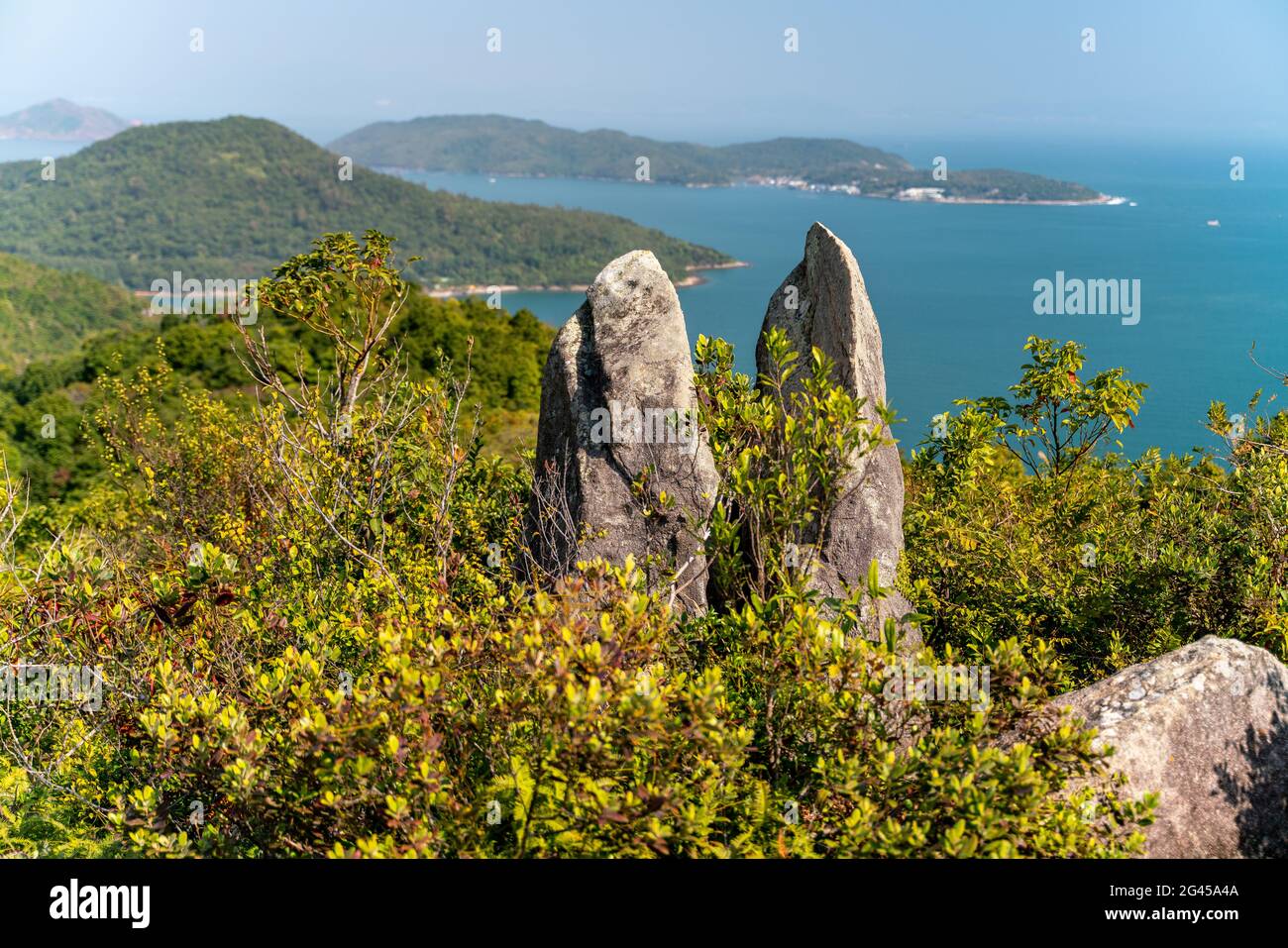 La meravigliosa vista sul sentiero di inseguimento nel Sai Kung East Country Park a Hong Kong Foto Stock