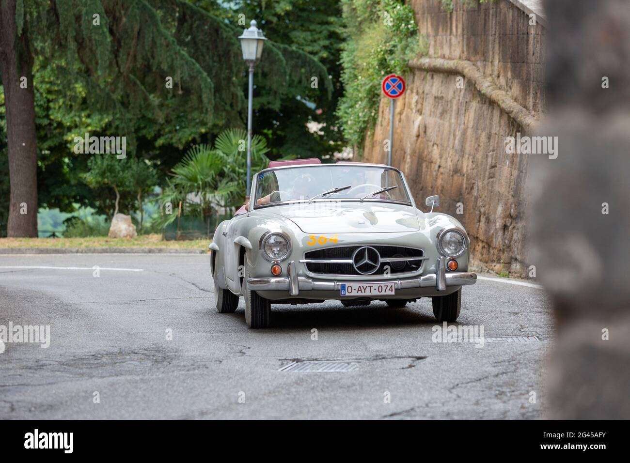 Orvieto, Italia. 18 Giugno 2021. A 1956 Mercedes-Benz 190 SL sulle strade di Orvieto. Credit: Stephen Bisgrove/Alamy Live News Foto Stock