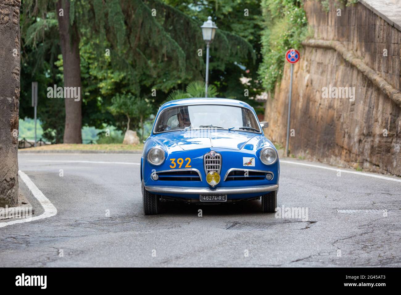 Orvieto, Italia. 18 Giugno 2021. A 1957 Alfa Romeo Giulietta arriva ad Orvieto. Credit: Stephen Bisgrove/Alamy Live News Foto Stock