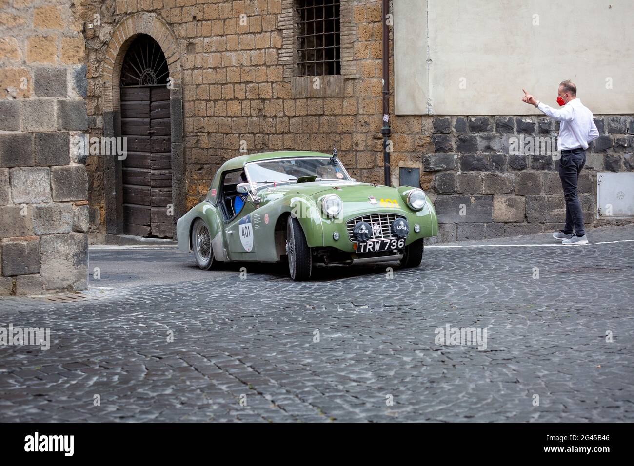 Orvieto, Italia. 18 Giugno 2021. Un Triumph TR 3 Sport 1957 opere arriva a Orvieto. Credit: Stephen Bisgrove/Alamy Live News Foto Stock