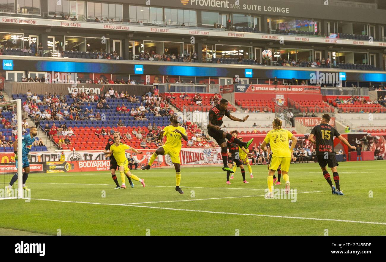 Harrison, Stati Uniti. 18 Giugno 2021. Andres Reyes (4) di Red Bulls difende durante la regolare partita MLS contro Nashville SC alla Red Bull Arena di Harrison, NJ il 18 giugno 2021. Red Bulls ha vinto 2 - 0. (Foto di Lev Radin/Sipa USA) Credit: Sipa USA/Alamy Live News Foto Stock