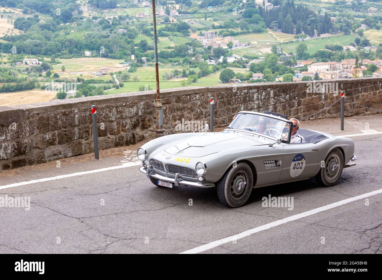 Orvieto, Italia. 18 Giugno 2021. Una BMW 507 1957 arriva ad Orvieto. Credit: Stephen Bisgrove/Alamy Live News Foto Stock
