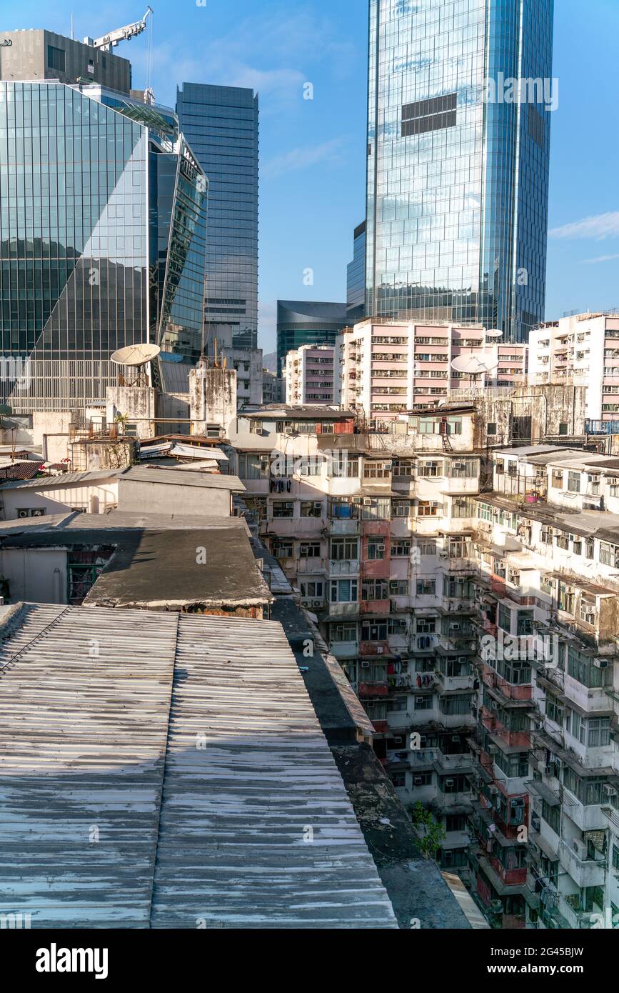 Il popolare luogo tra i turisti chiamato Montane Mansion vicino a Tai Koo a Hong Kong. Vecchio edificio retrò sovraffollato Foto Stock