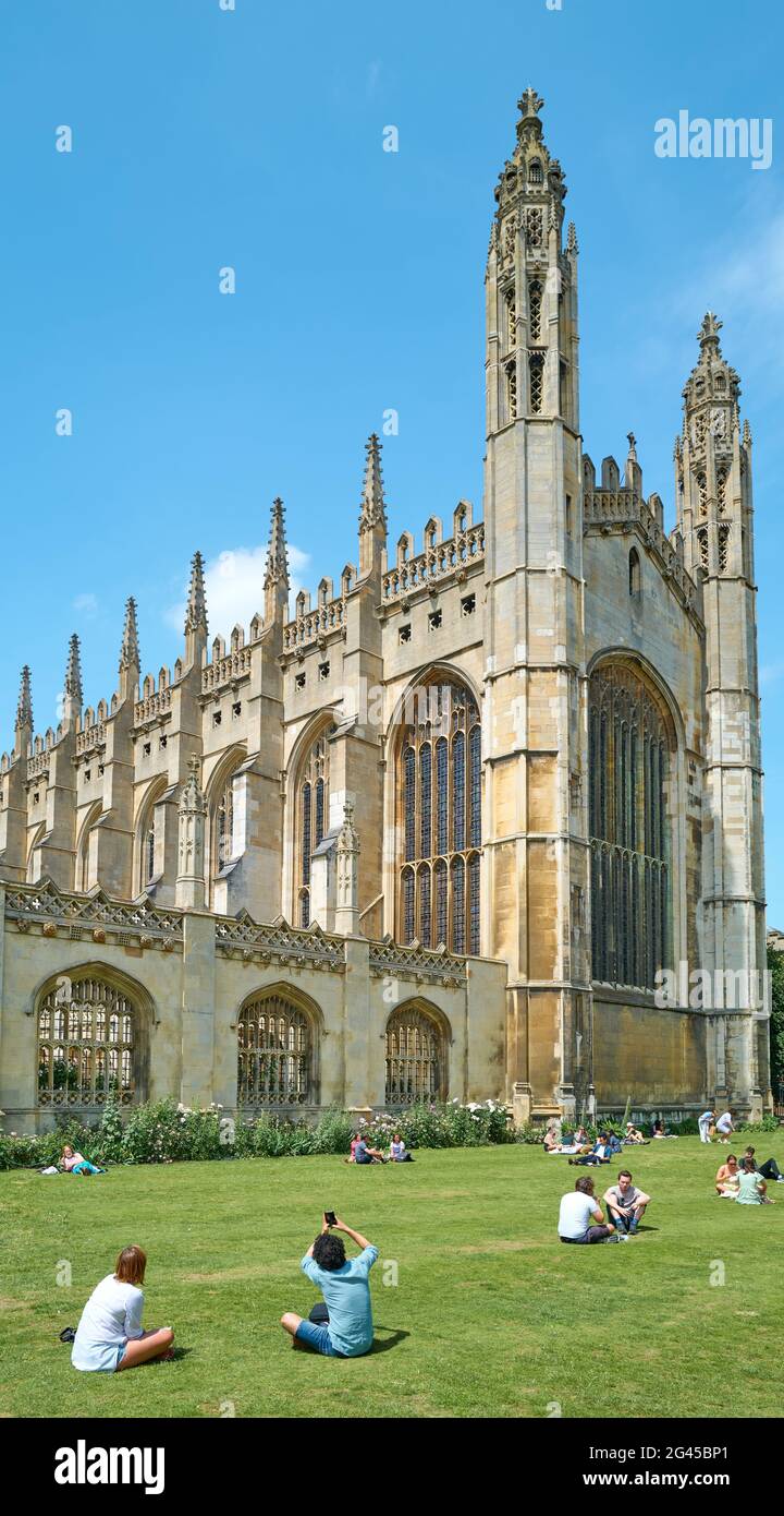 Gruppi di studenti mantengono la distanza sociale mentre si siedono a chiacchierare sul prato presso la cappella del King's College, Università di Cambridge, Inghilterra, giugno 2021. Foto Stock