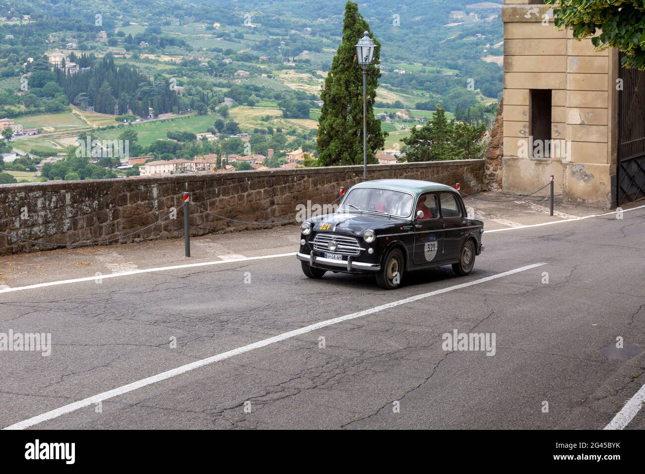 Orvieto, Italia. 18 Giugno 2021. Arriva a Orvieto una Fiat 1100/103 Berlina 1955. Credit: Stephen Bisgrove/Alamy Live News Foto Stock