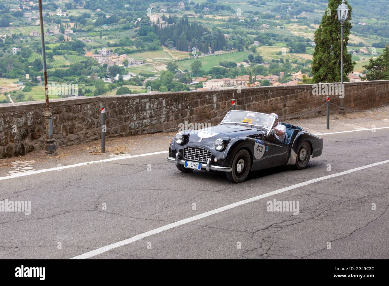 Orvieto, Italia. 18 Giugno 2021. Un Triumph TR3 Sports 1957 arriva a Orvieto. Credit: Stephen Bisgrove/Alamy Live News Foto Stock